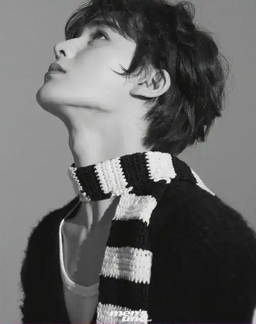 朱正廷黑白大片