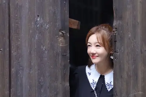 薛佳凝吟诗击剑文武双全,温柔帅气切换自如.