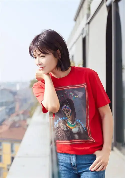 年近四十却依旧胜似花季少女,快来学习刘涛减龄穿搭和发型吧!