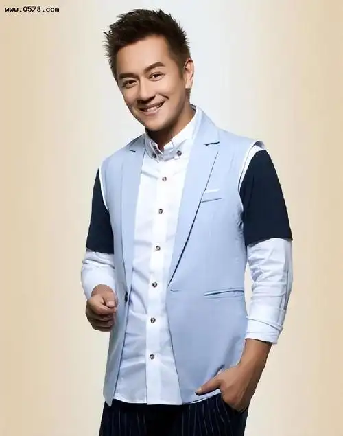 76米的陈浩民长相帅气,经济条件优越,是有名的钻石王老五.