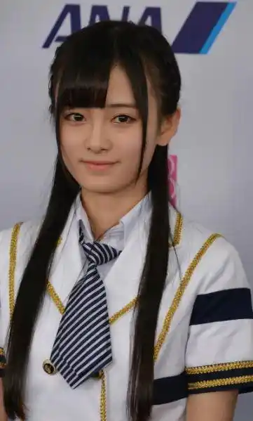 不过也有网友扒出了早期的照片,和现在还是有些差距的,那时候的鞠婧祎