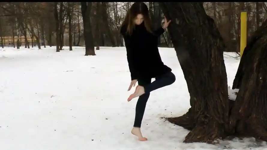 外国小姐姐雪地赤脚逛街