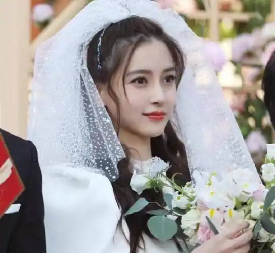 《奔跑吧》关晓彤杨颖同穿婚纱,输了颜值却赢了腿,是心动的感觉_节目