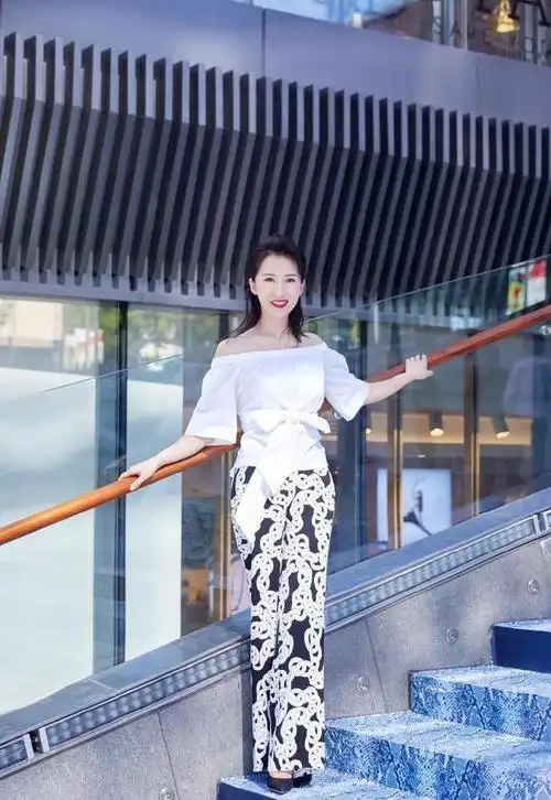 阔太李念穿深v性感礼裙吸睛大秀傲人事业线尽显辣妈风采