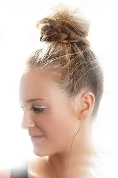 扎头发时头顶总有许多小短发扎不上去怎么办 头发头顶毛躁