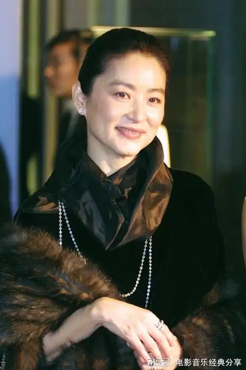 49岁林青霞罕见写真照曝光,这气质活脱脱的贵妇哦