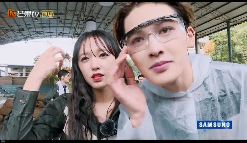 朱正廷被高压水枪一键卸妆这无敌的神颜让我流下羡慕的泪水