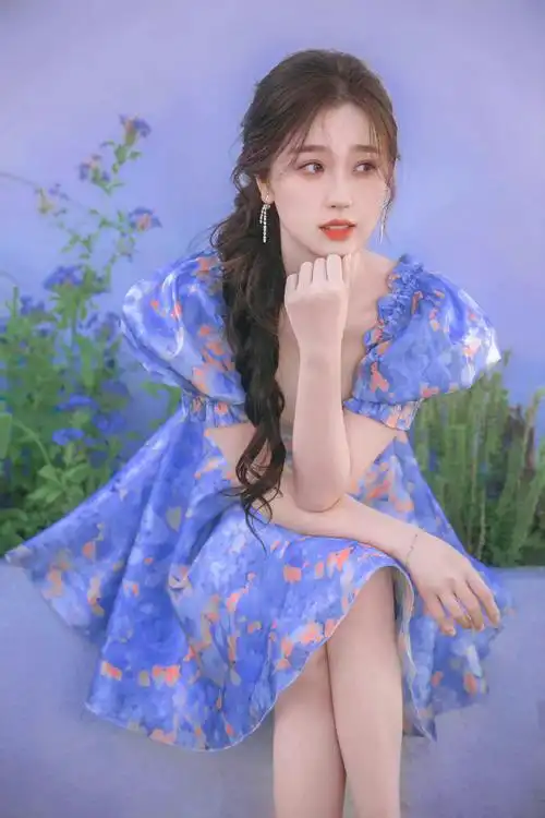 明星时尚##时尚穿搭#虞书欣 夏日最新写真合集|蓝紫色泡泡袖印花公主
