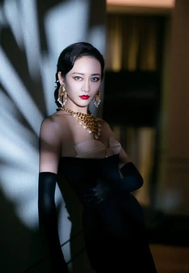 王鸥"内衣外穿"真叫绝,一般人穿不出这种"冷艳范"!