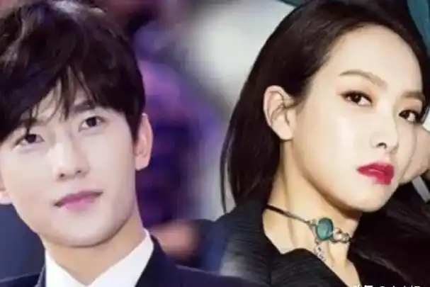 2013年,杨洋和宋茜在《茧镇奇缘》的发布会上,两人凑得很近,亲密地