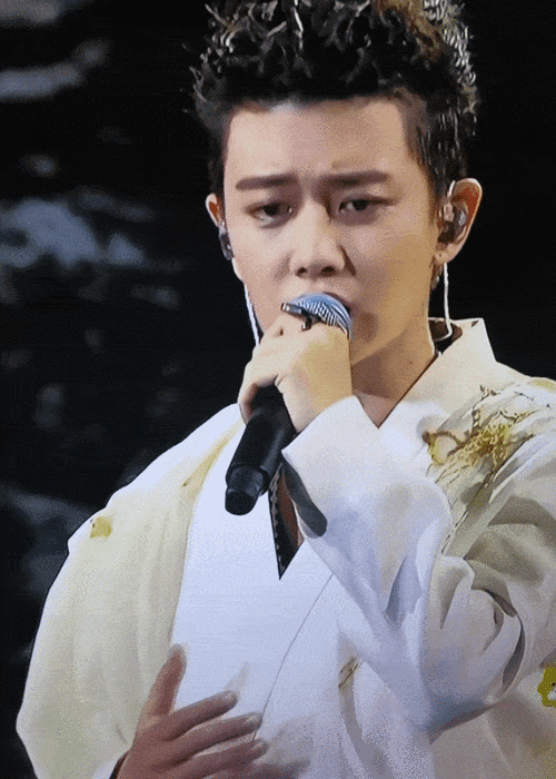 任嘉伦一首《心墙》深情,一首《浮云》燃炸_锦衣_舞台_嘉人