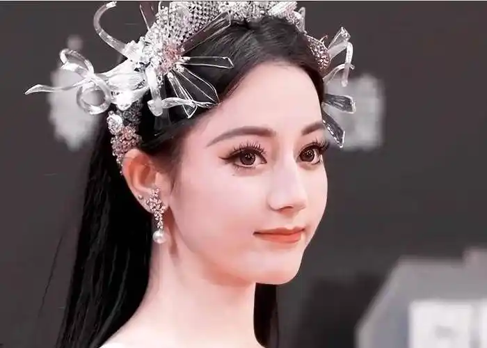 迪丽热巴一袭星星礼服头戴水晶头饰宛若洋娃娃!