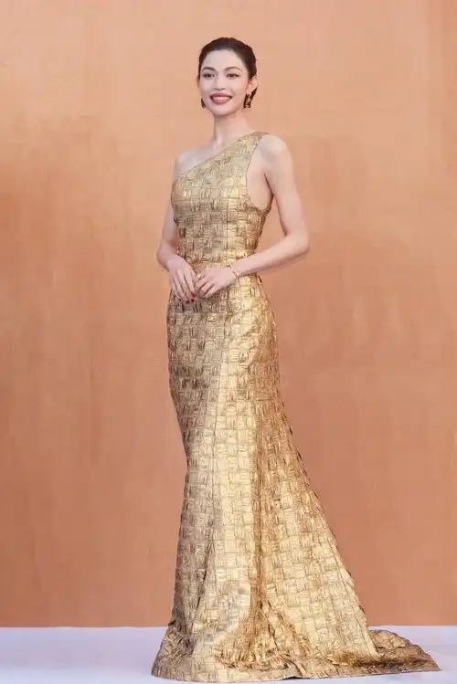 第36届金鸡奖红毯造型##钟楚曦真的很会挑裙子##钟楚曦金色单肩礼服