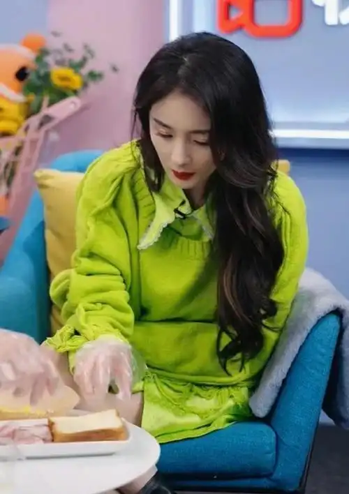 杨幂绿色毛衣直播造型