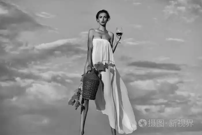 广告酒.美丽的女孩与酒瓶在天空