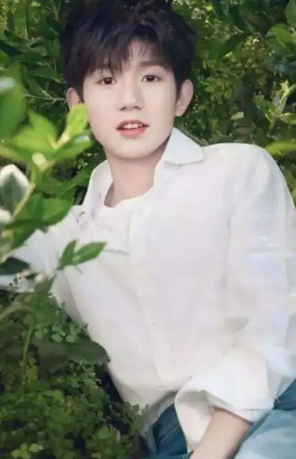 王源,曾是热门偶像团体tfboys的一员,颜值绝对是帅到没朋友的那种.