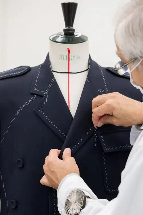 背后巨大的蝴蝶结,灵感取自迪奥先生早期的高级订制作品;口袋采用了