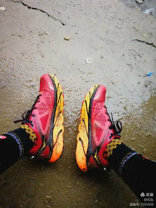 鞋子已经湿透了,全身上下都湿透了,越来越觉得冷,既然退赛了,赶紧换上
