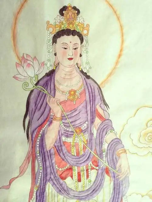观世音菩萨手持莲花,无限慈悲的注视你,包容你,暗暗的帮助你,让你一路