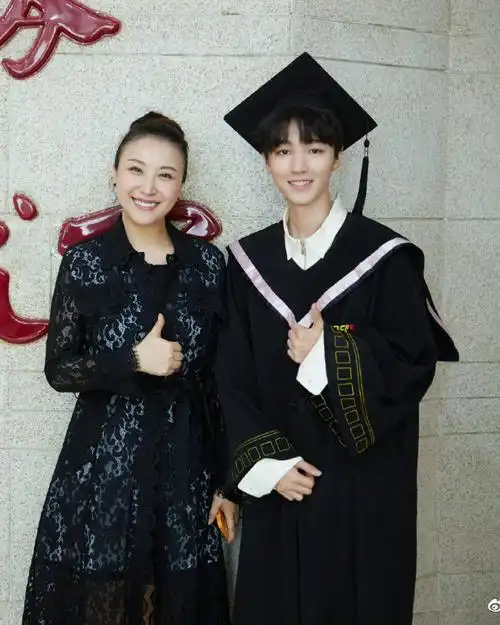 王俊凯超话不知不觉距离在520这天穿上学士服,扔最高的学士帽,爬最快