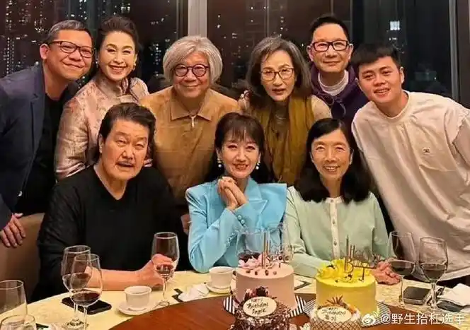 赵雅芝70岁和同龄人在一起的合照 虽然脸上有岁月痕迹