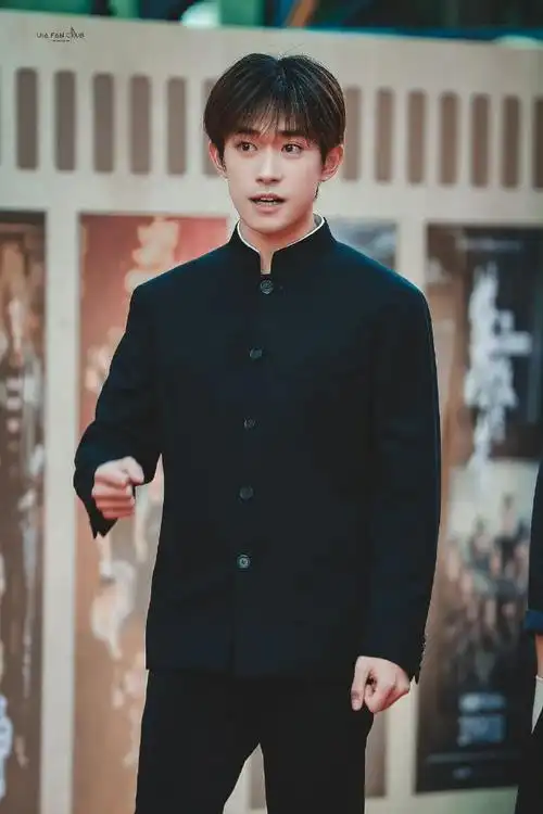 烊千玺穿中山装走红毯,捏着小拳头的样子太可爱了,一脸正气,这身衣服