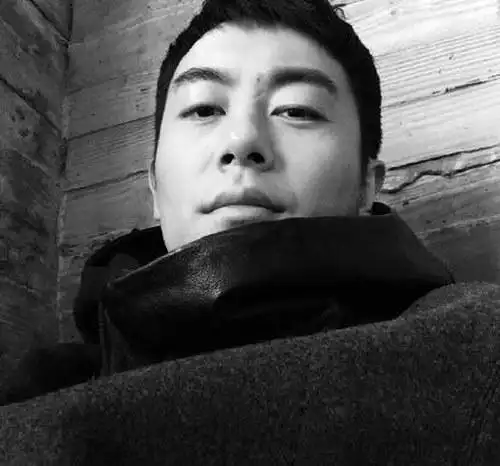 朱亚文晒黑色调自拍照鼻梁上疤痕明显