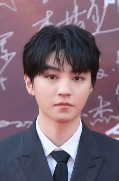 王源满脸痘印,千玺皮肤浮粉,王俊凯面庞臃肿,养成系难度此关