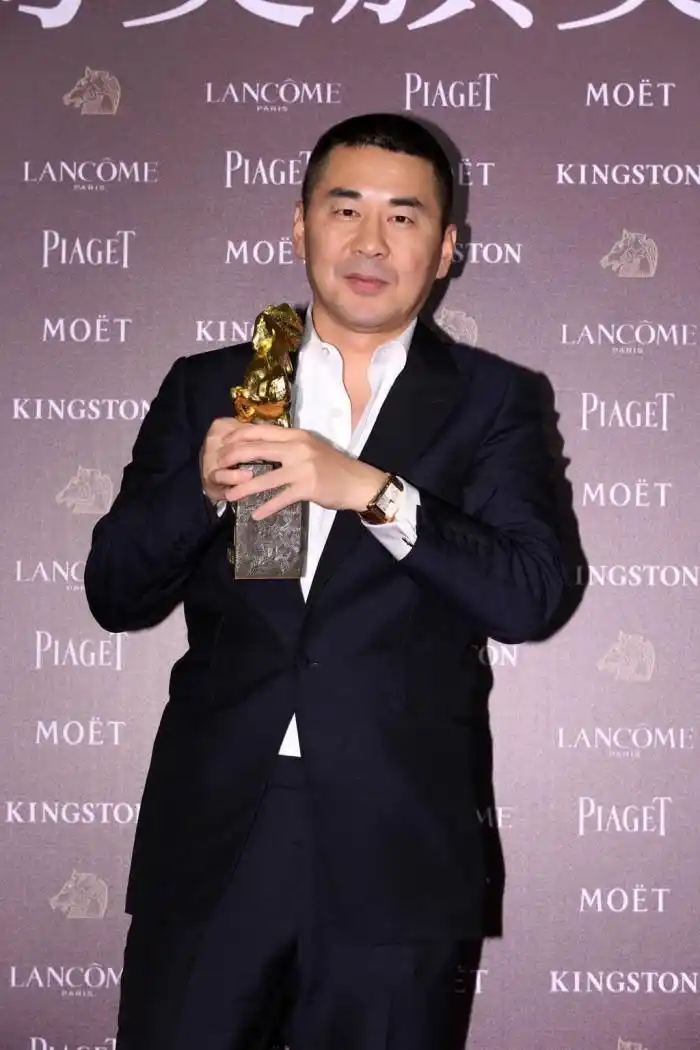 陈建斌佩戴piaget伯爵emperador腕表捧得第51届金马奖影帝奖杯