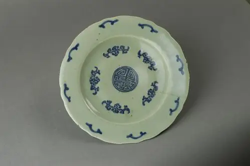 成化年制明代民窑青花豆青釉寿字纹饰瓷器盘