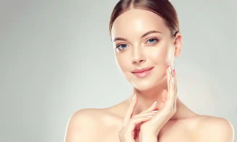 美丽的年轻女子的洁净清新的皮肤面部清洁脸部