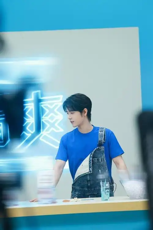 肖战背带裤直播造型