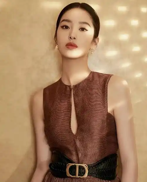 看到杨采钰穿泳装的照片,才知道陈金飞的品味是多么的好!