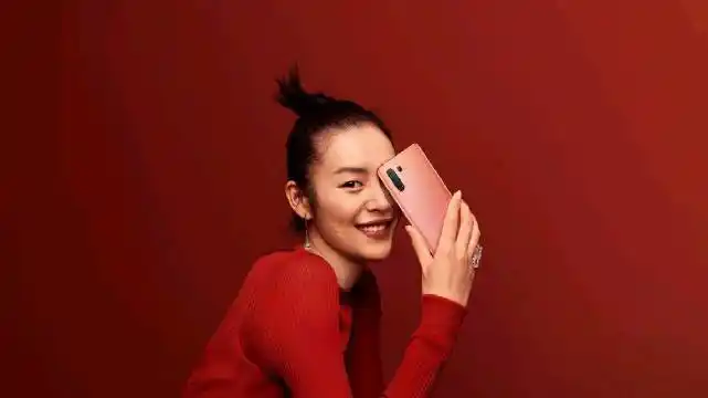 刘雯[超话]##vivo x30潜望式超远摄# 地面广告持续投放中大家可以