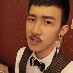 这个带胡子的男生叫什么?