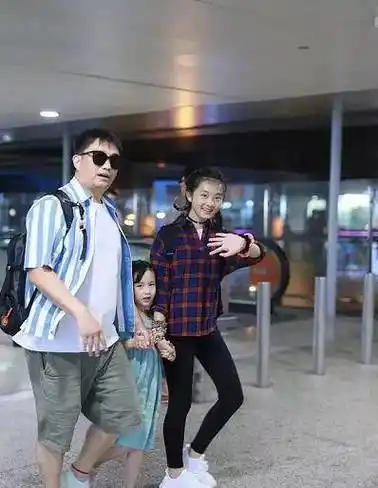 因为多多小的时候和黄磊一起参加了那个大型的亲子类型的综艺节目