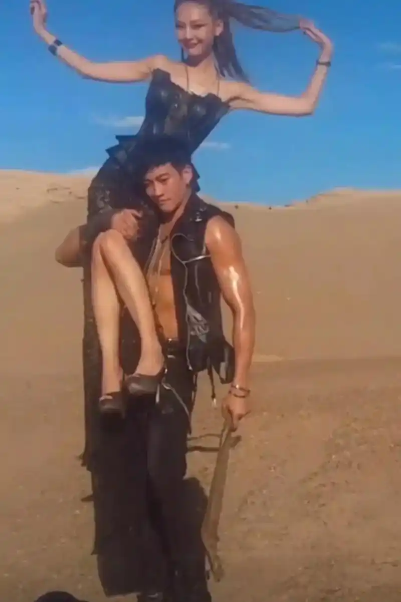 何润东真够敬业,为了拍杂志,抱着妻子在烈日下暴晒了两个小时,这可真