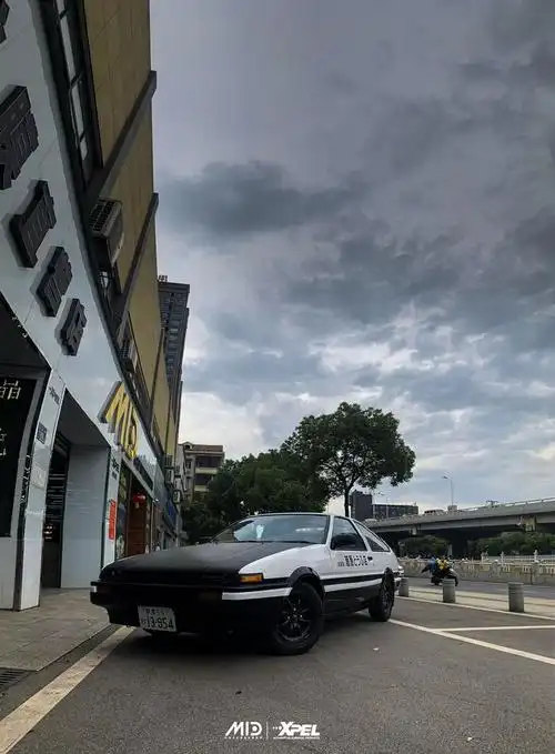 丰田ae86装贴隐形车衣做秋名山最靓的仔_藤原拓海