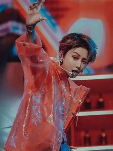 刘雨昕山东春晚##刘雨昕获赠快船3号球衣