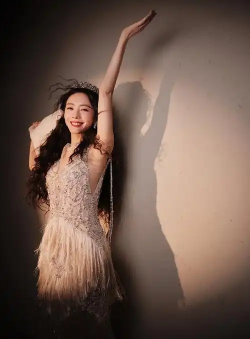 蔡文静流苏闪钻裙##蔡文静皇冠造型