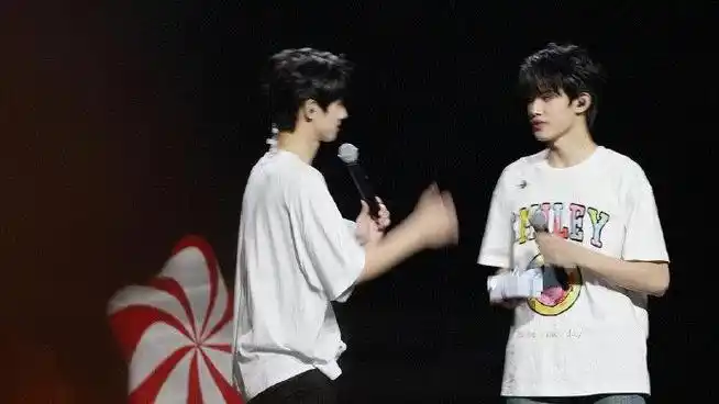 光看背影就好迷人啊!