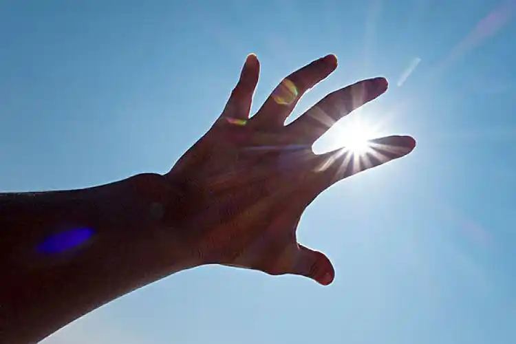 蓝天下太阳和手势_高清图片_全景视觉