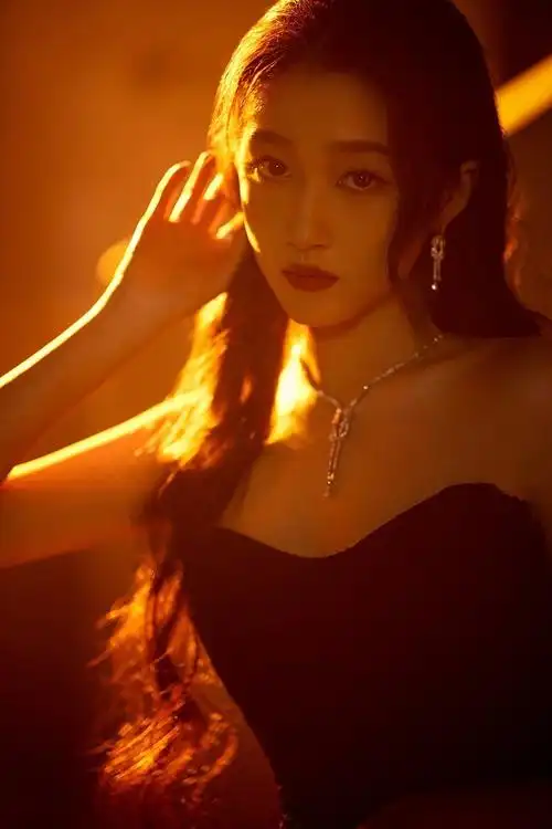 1/52021年11月18日,关晓彤出席某盛典并拍摄一组写真.