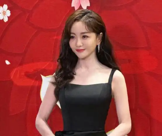 杨蓉41岁状态太惊艳穿吊带裙秀傲人身材晒原相机自拍被夸冻龄