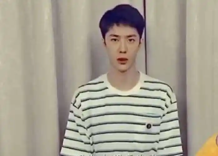 王一博出镜祝小孩"节日"快乐,素颜出镜头发又短了,偷看台词被发现