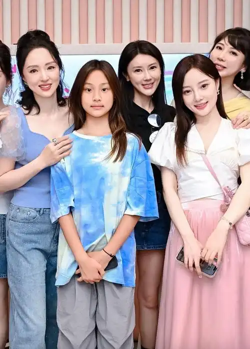 李小璐开兰博基尼送女儿上课,甜馨身高赶上妈妈,合影时显不耐烦