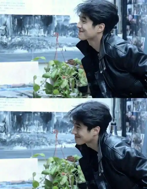 刘昊然淋雨笑得好开心