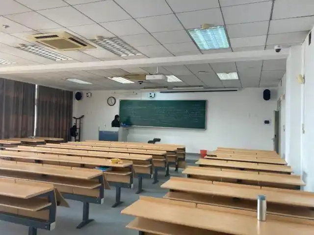 今天浙大每间教室只有一个人上课铿锵有力的声音传遍全网