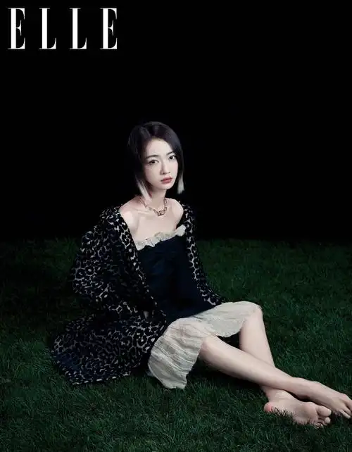 吴谨言光脚丫妆造精选