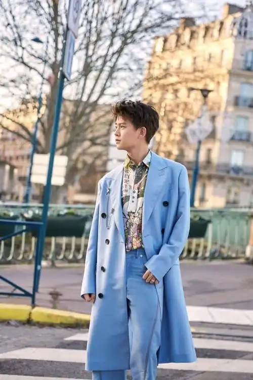 本以为任嘉伦穿古装好看,没想到西装也时尚帅气,真羡慕他媳妇儿_网易